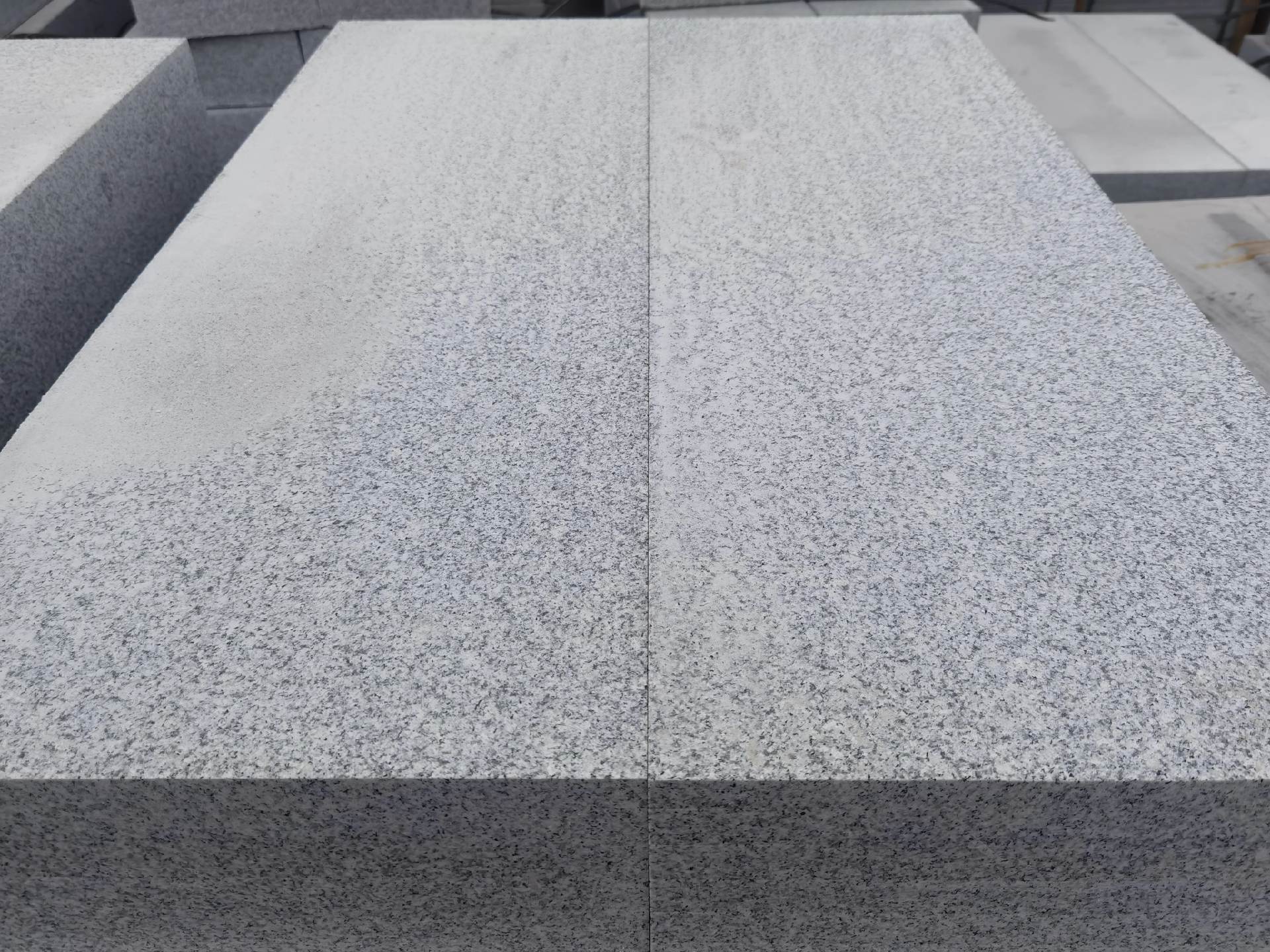 芝麻白花崗巖供應商聯系電話與廠家